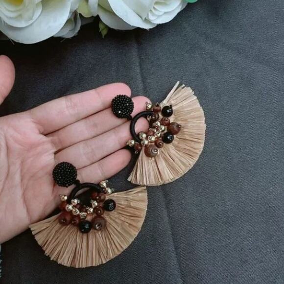 Oscar de la Renta Beige Raffia Beaded Drop Earrings - Picture 7 of 8